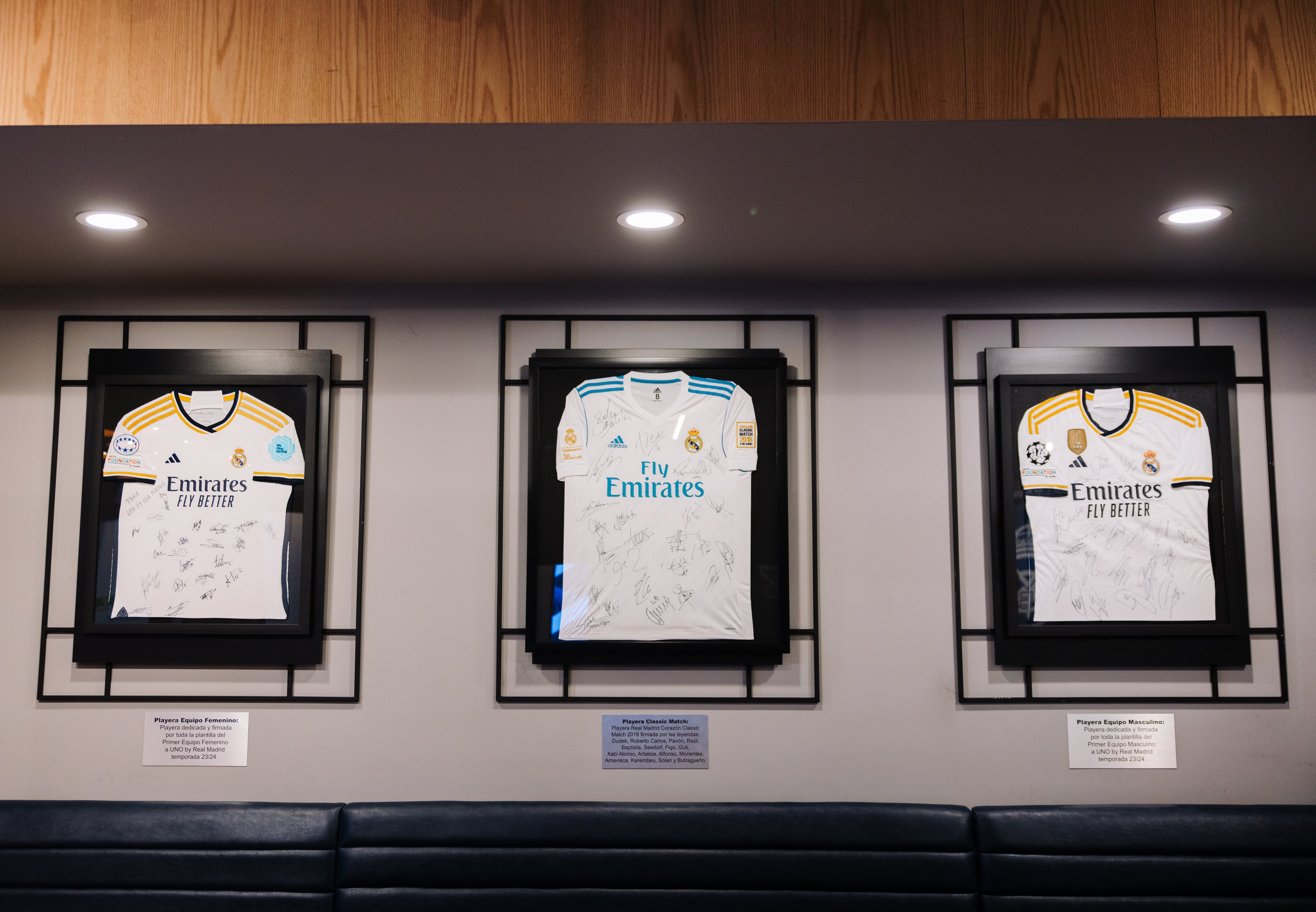 Las paredes del restaurante, decoradas con camisetas del Real Madrid.