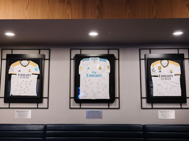 Las paredes del restaurante, decoradas con camisetas del Real Madrid.