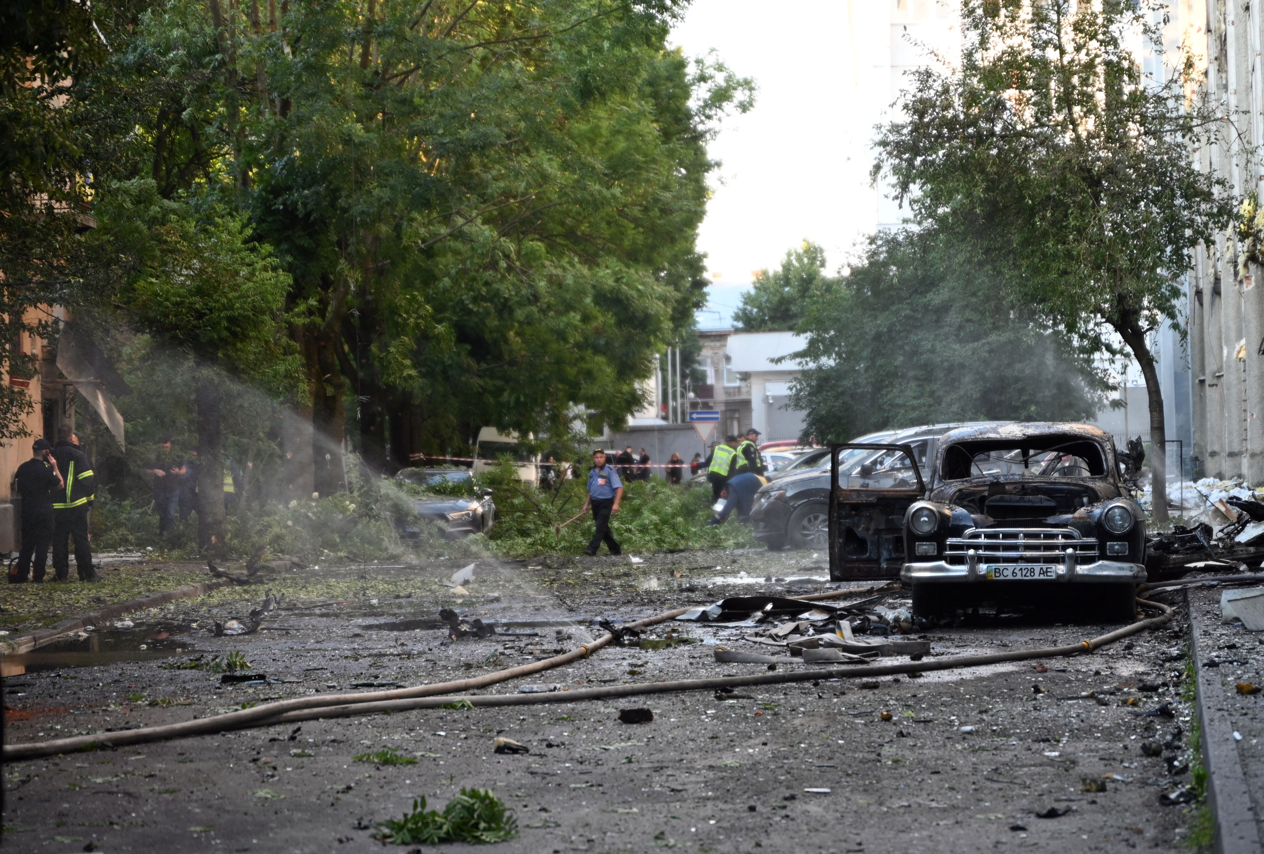 Un coche destrozado se encuentra en la calle tras un ataque ruso en Lviv, Ucrania, el 12 de julio de 2025. Anastasiia Smolienko/Ukrinform.