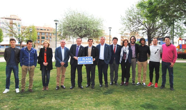 Foto de familia en la plaza que lleva el nombre del Alba