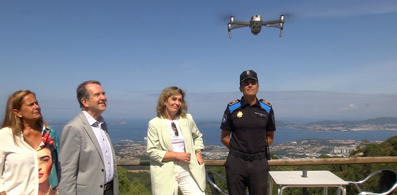 Abel Caballero observando uno de los drones en el Monte Cepuda