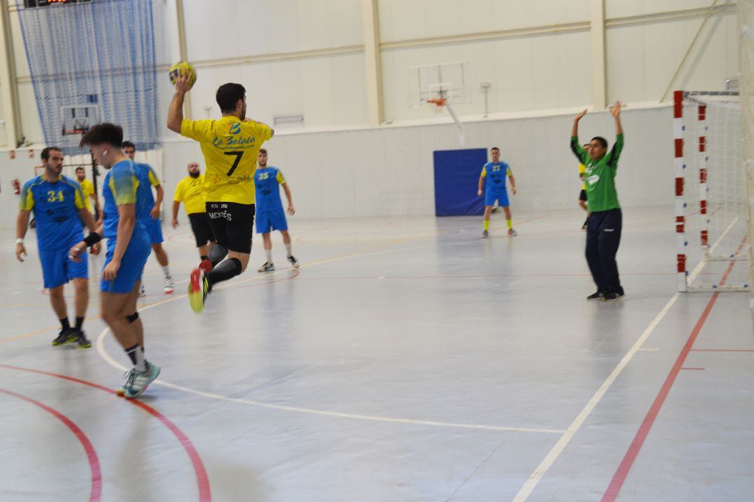 Emilio Landete lanzando desde el extremo.