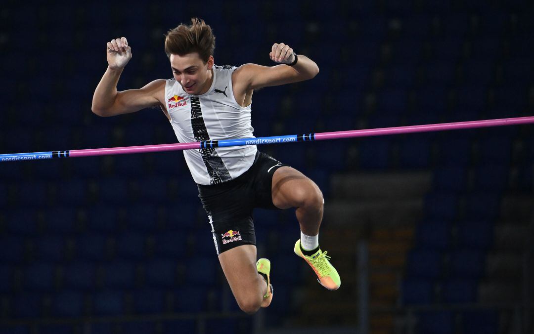 Duplantis durante la Diamond League 2020 en el Estadio Olímpico de Roma. 