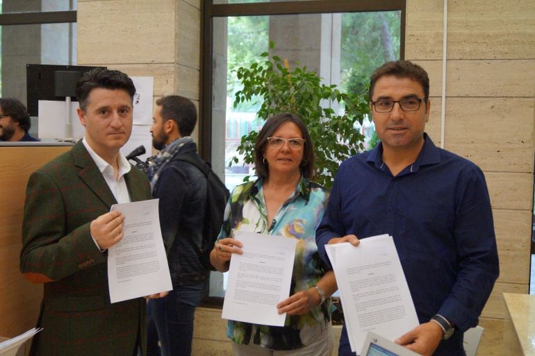 Pedro Soriano, Victoria Delicado y Modesto Belinchón en el registro del ayuntamiento de Albacete