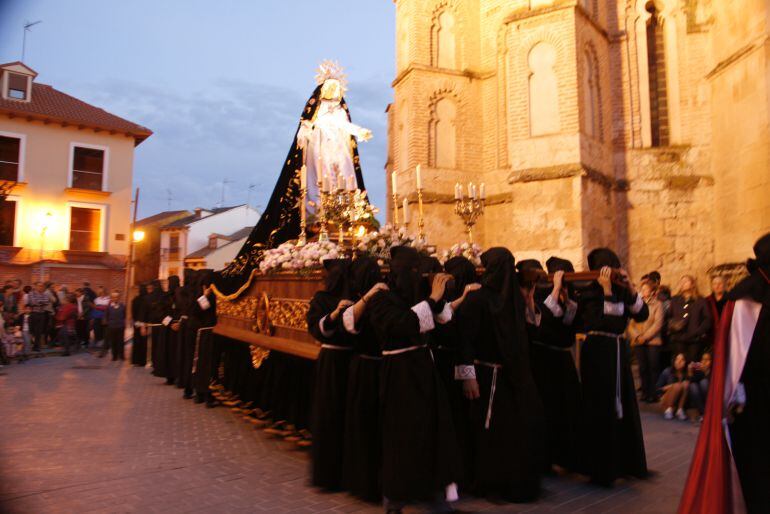 Portadores con la Virgen de La Soledad en el encuentro con su hijo