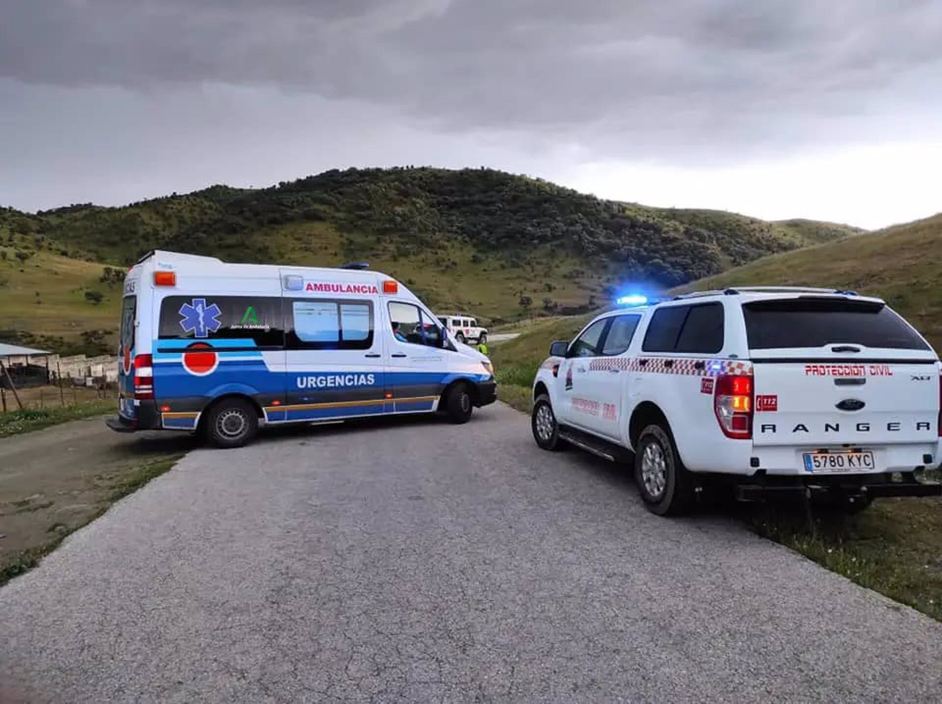 Vehículos sanitarios y de Protección Civil en la Romería de la Virgen de la Cabeza de Andújar