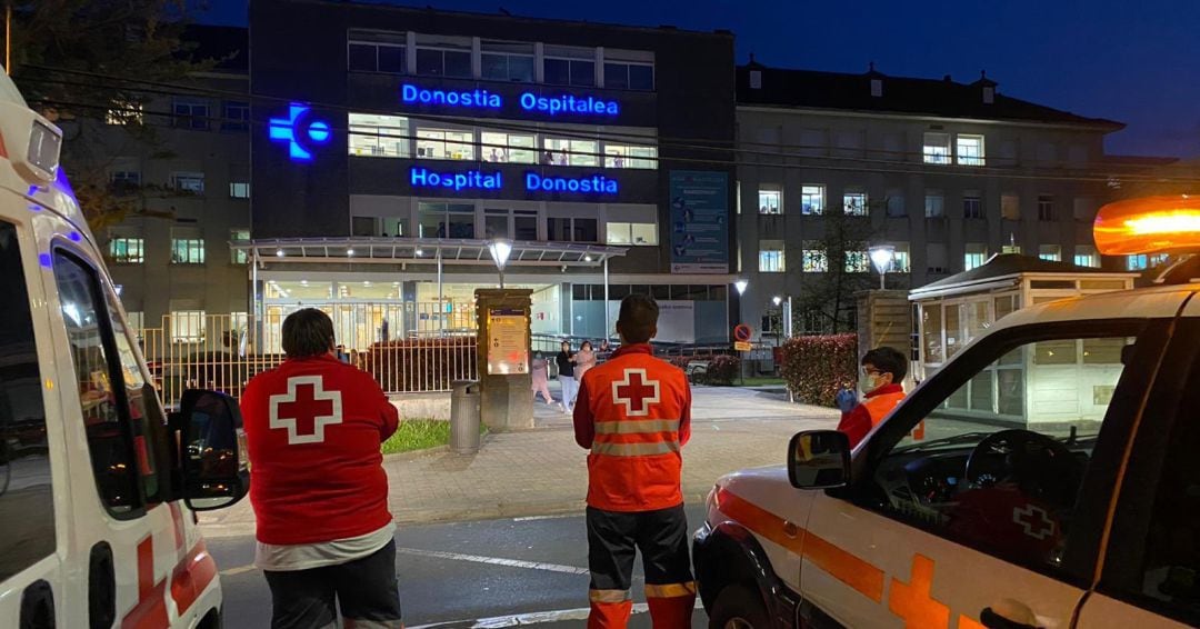 Miembros de Cruz Roja agradecen la labor de los sanitarios del Hospital Donostia. Hoy estarán también en la caravana-homenaje