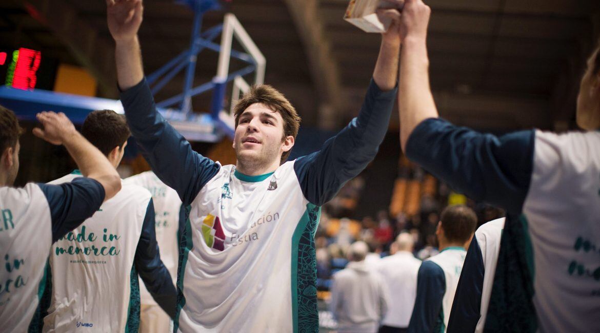 El jugador menorquinista entra a la primera selecció de jugadors per disputar els Jocs de la Mediterrània d'aquest estiu amb Espanya.