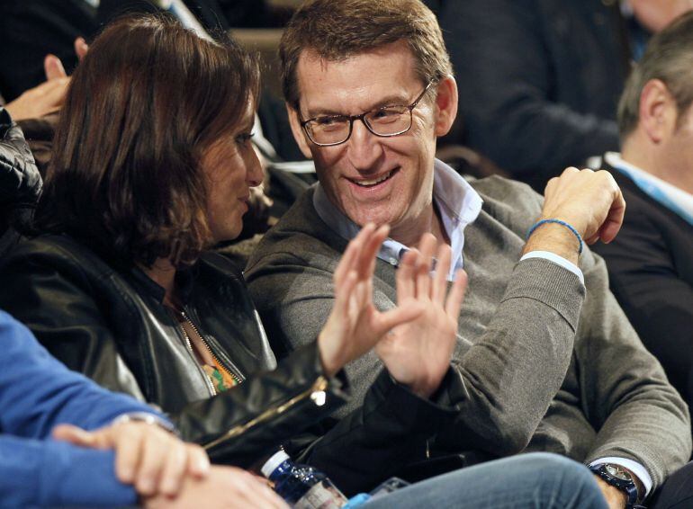 La vicesecretaria de Estudios y Programas del PP, Andrea Levy, y el presidente de la Xunta y del PPdeG, Alberto Núñez Feijóo, conversan durante su el congreso provincial del Partido Popular de Lugo