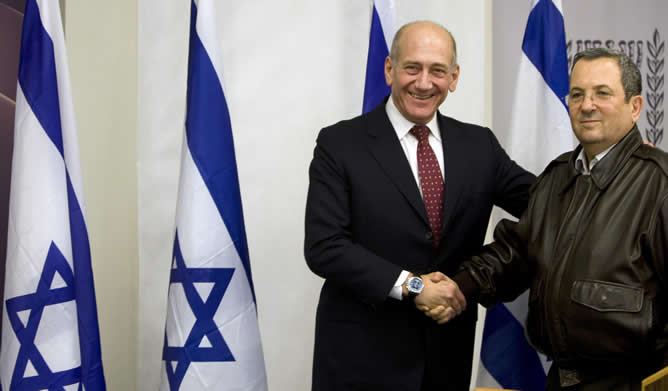 El Primer ministro israelí Ehud Olmert, estrecha la mano del ministro de Defensa Ehud Barack tras la reunión que ha decretado el alto el fuego unilateral de Israel sobre Gaza, en Tel Aviv