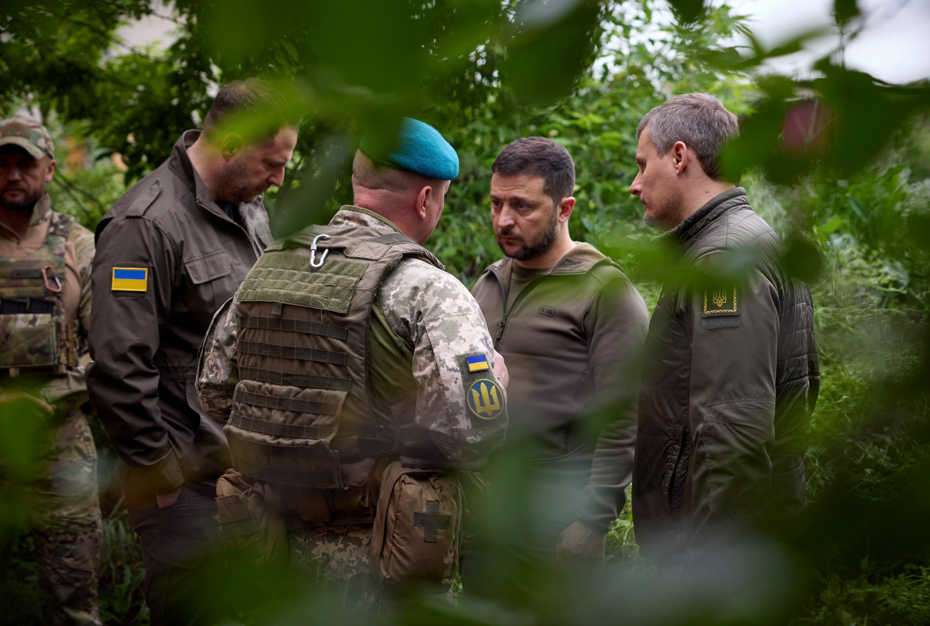 Imagen de archivo del presidente Zelenski con responsables militares ucranianos