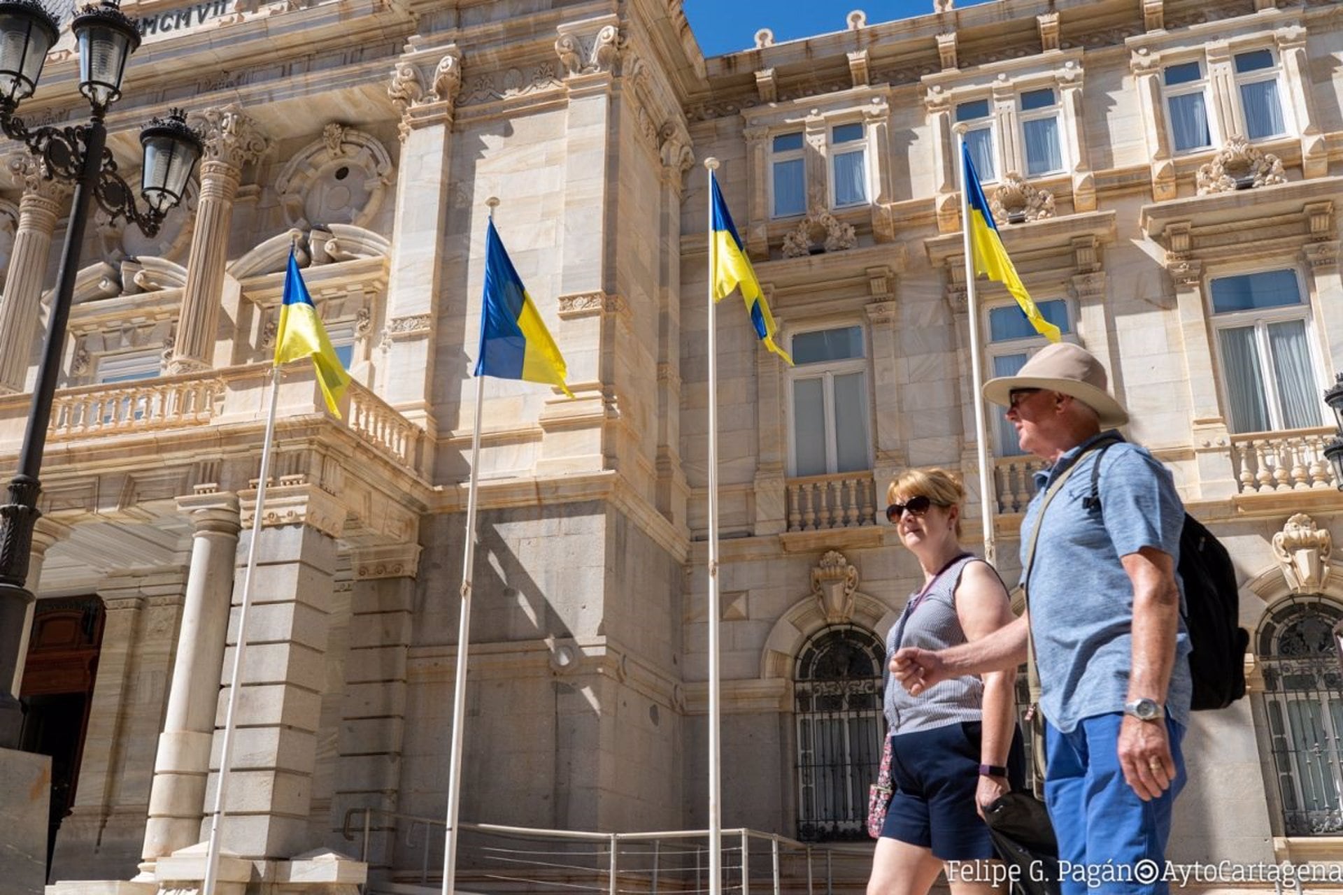 Izado de banderas de Ucrania en el Palacio Consistorial de Cartagena