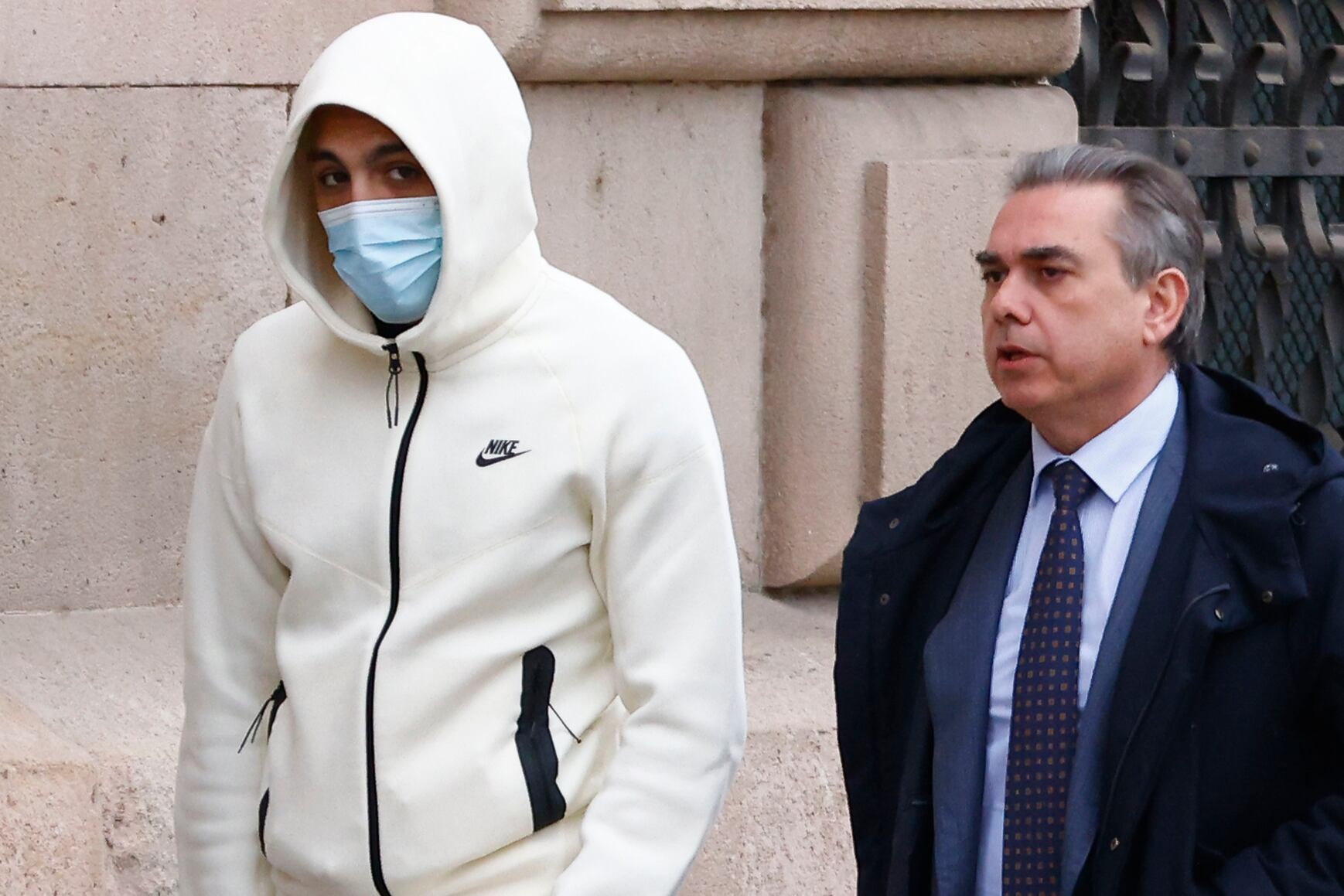 El rapero Morad (i) a su llegada a la Audiencia de Barcelona este miércoles