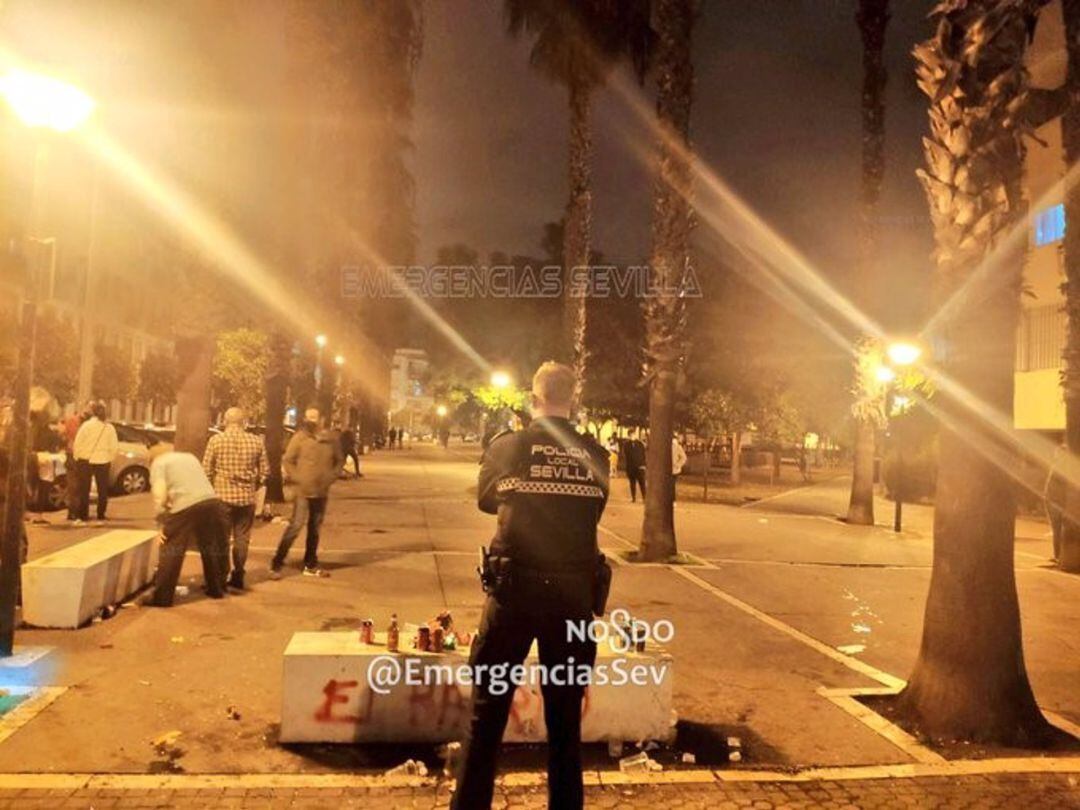 La policía local de Sevilla desaloja a un centenar de personas que hacía botellón en Heliópolis