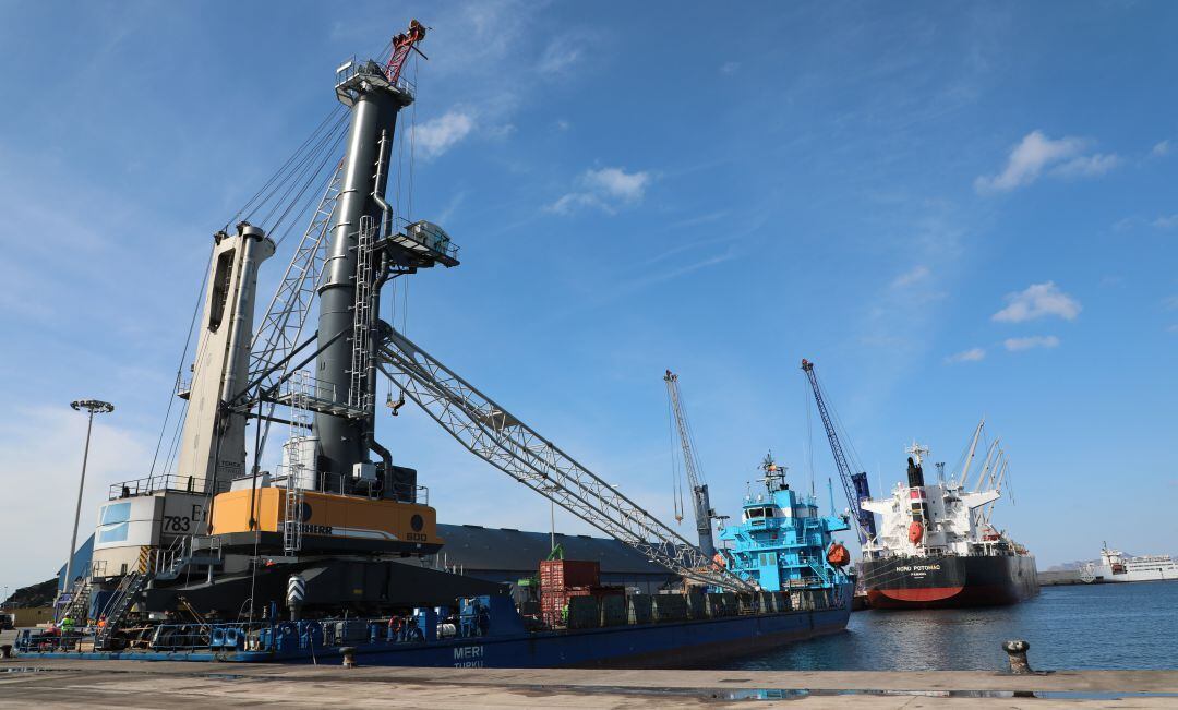 Nueva grúa para el puerto de Cartagena