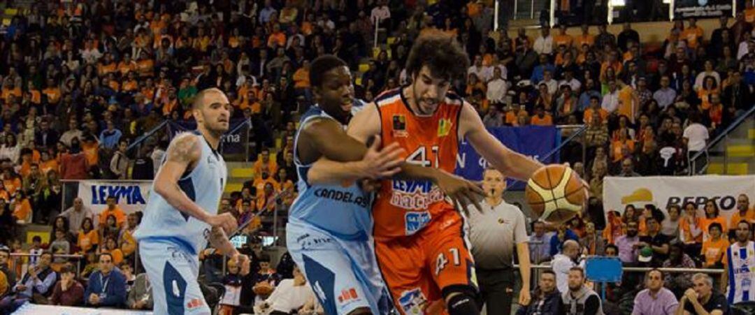 Sergio Olmos durante uno de los ya clásicos enfrentamientos entre Básquet Coruña y Breogán de Lugo.