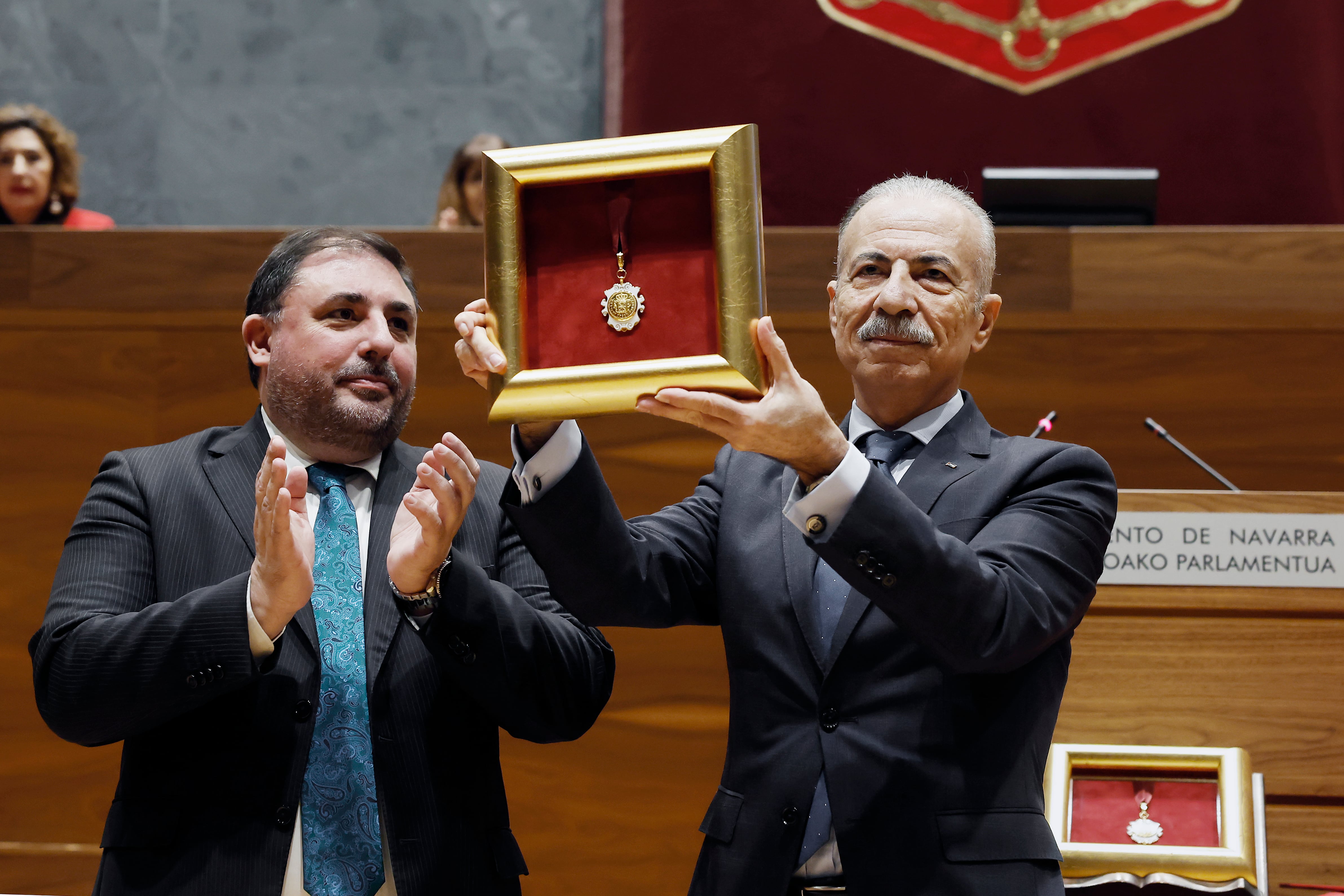 El embajador de Palestina en España, Husni Abdelwahed, muestra la medalla de Oro del Parlamento de Navarra que le acaba de entregar Unai Hualde, presidente de la Cámara. EFE/ Jesús Diges