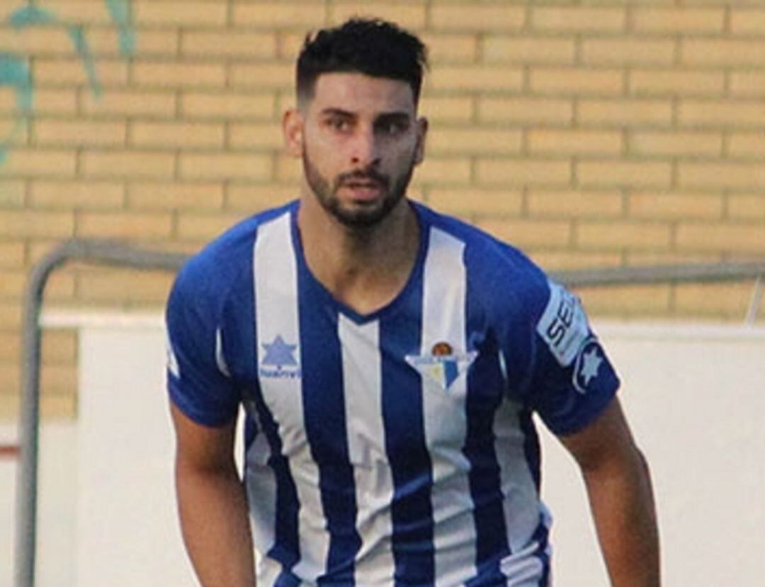 El central zurdo del Écija durante un partido de esta temporada.