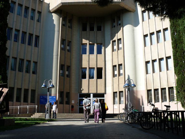 Entrada al edificio de Matemáticas de la Facultad de Ciencias, en el campus de San Francisco