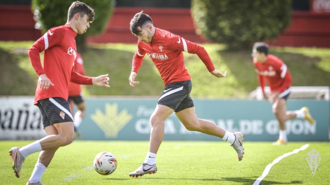 Víctor Campuzano conduce el balón durante un entrenamiento.