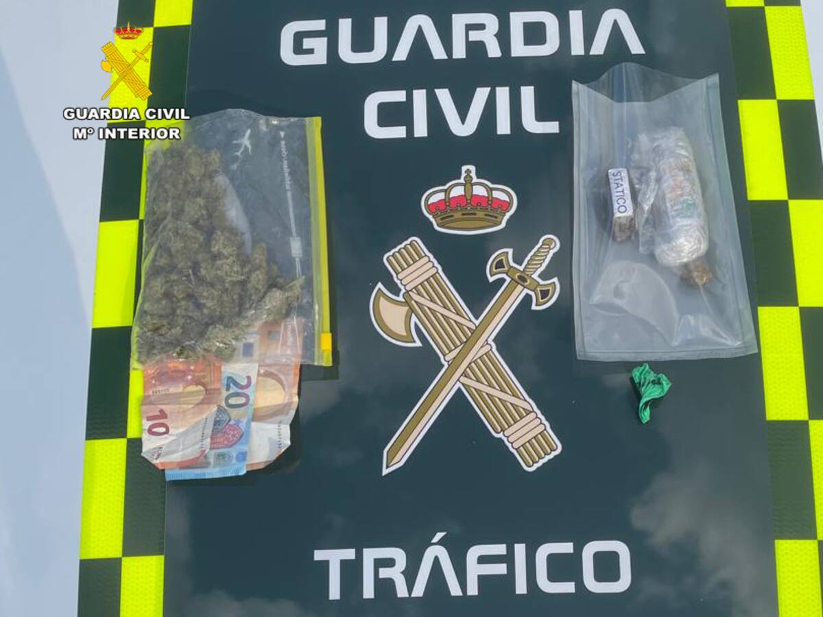 Le para la Guardia Civil de Cantabria por usar el móvil al volante y le encuentra cocaína, hachís y marihuana