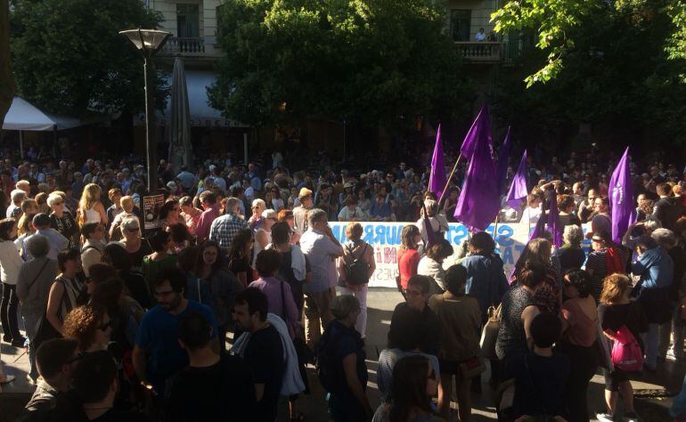 Vista de la concentración convocada en San Sebastián para protestar por la salida de la cárcel de los miembros de La Manada. 