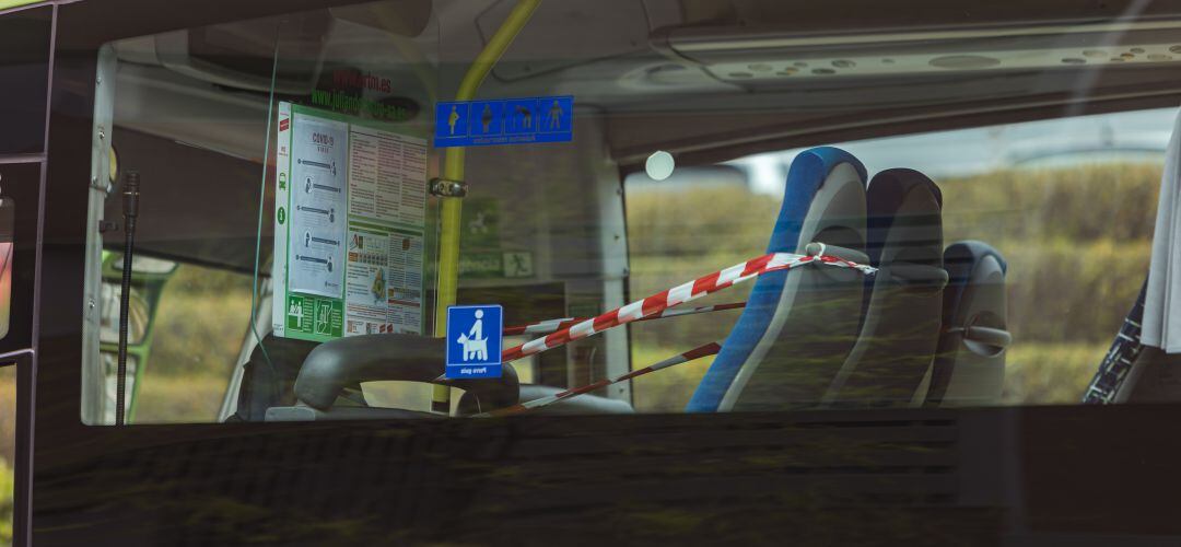 Un autobús interurbano con asientos clausurados para guardar distancia