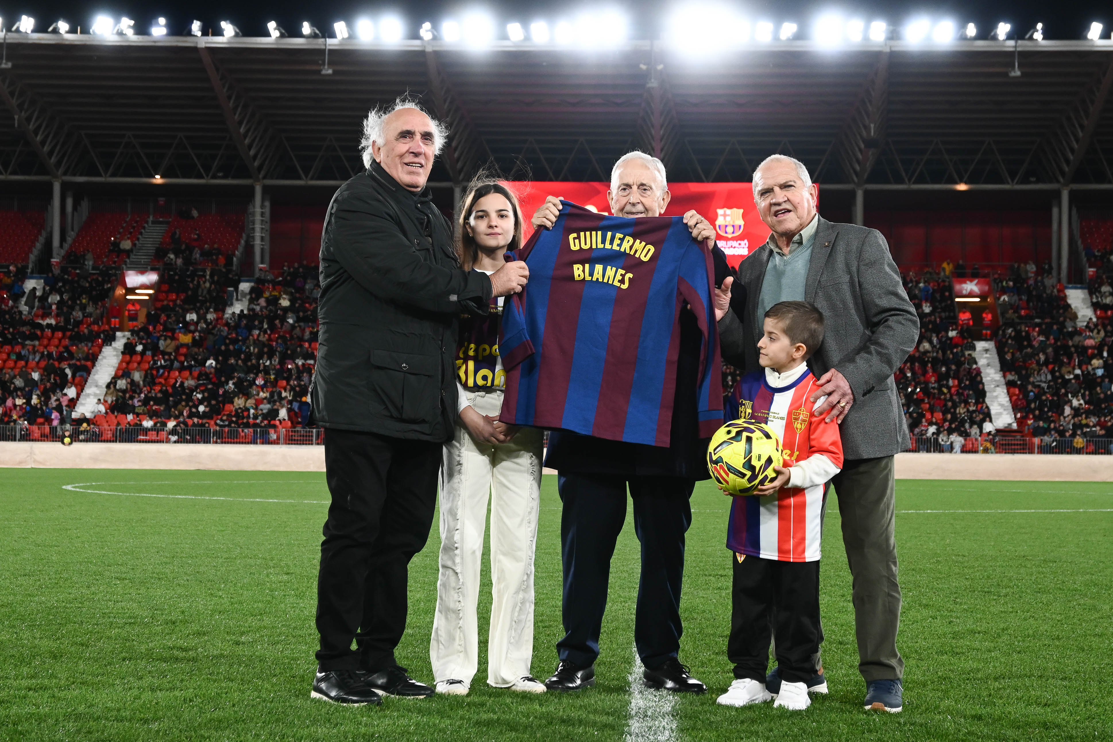 Guillermo Blanes distinguido por los veteranos del FC Barcelona.
