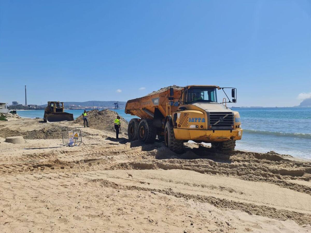 Comienzan las tareas de redistribución de la arena en la playa de El Rinconcillo