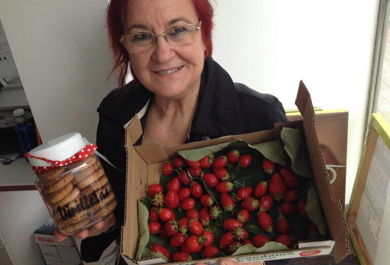 Viri posa orgullosa con sus 'Virilletas' y las fresas ecológicas de su huerta.