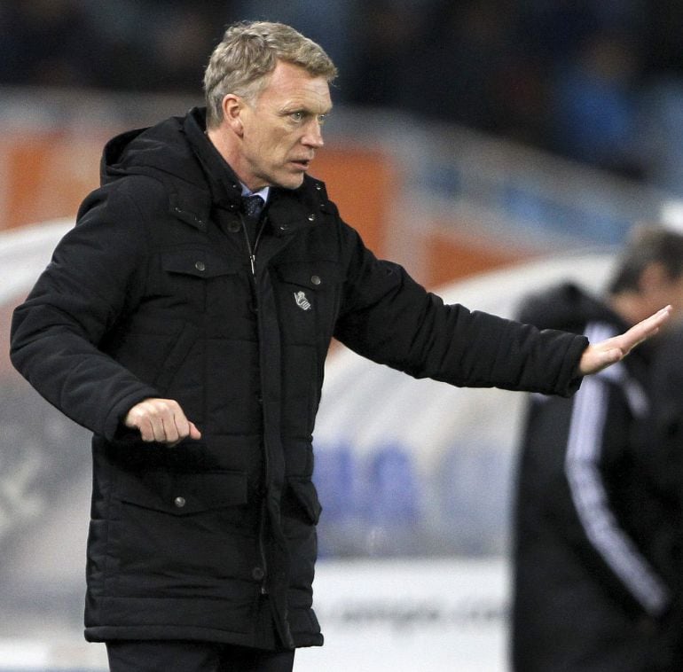 GRA536. SAN SEBASTIÁN, 17/12/2014.- El entrenador galés de la Real Sociedad, David Moyes, durante el partido de vuelta de dieciseisavos de final de la Copa del Rey, que han disputado esta noche frente al Oviedo en el estadio de Anoeta, en San Sebastián. EFE/Juan Herrero.