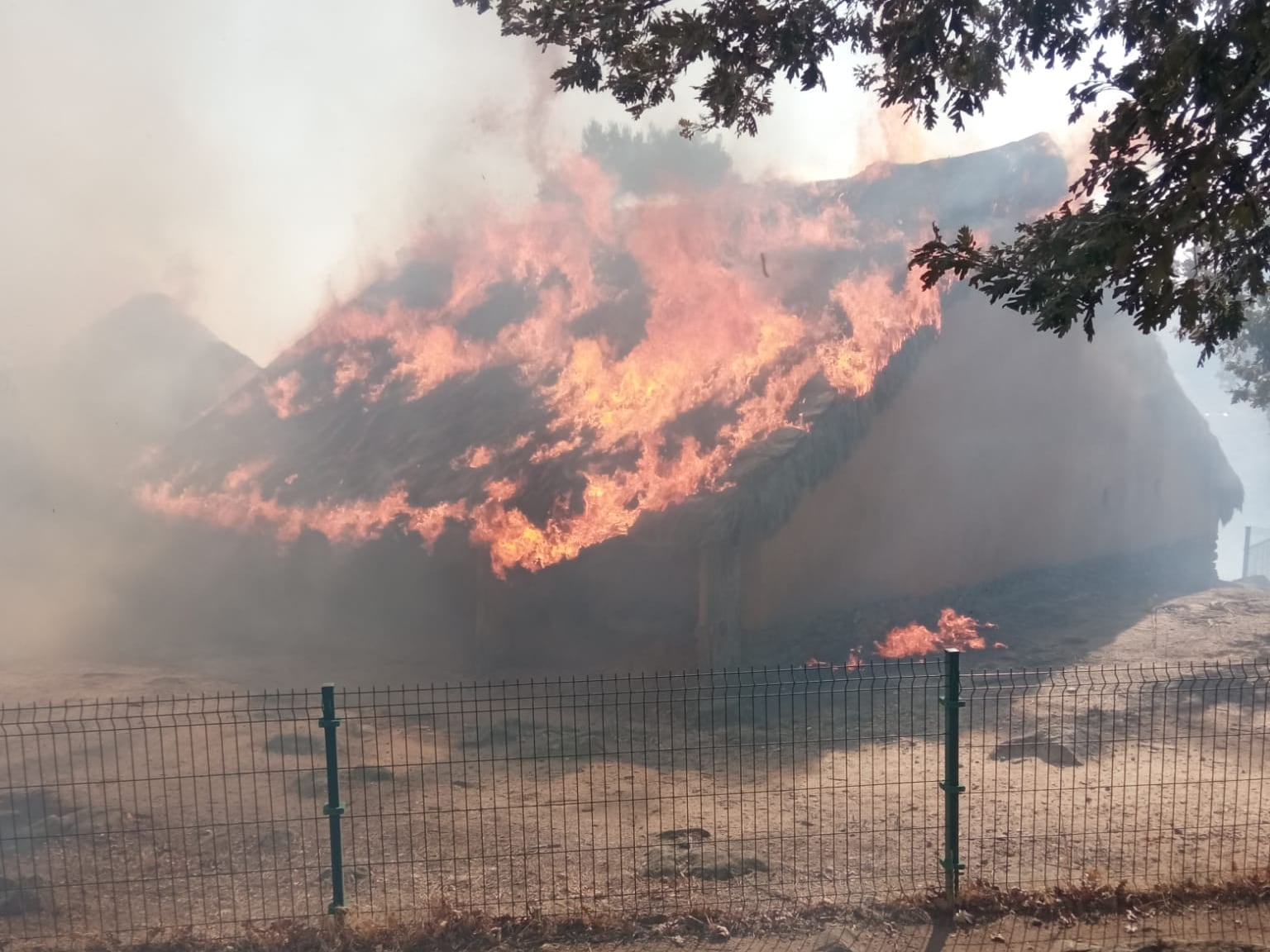 El fuego ha llegado a las construcciones realizadas en el Castro de El Raso