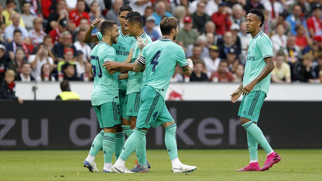 Jugadores del Real Madrid celebrando el tanto de Hazard