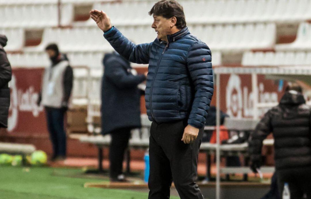 Alejandro Menéndez da instrucciones en un partido del Albacete