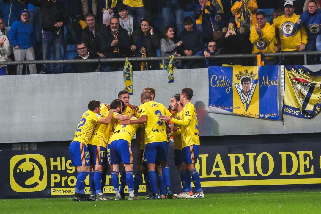 Los jugadores del Cádiz celebran un gol en Carranza