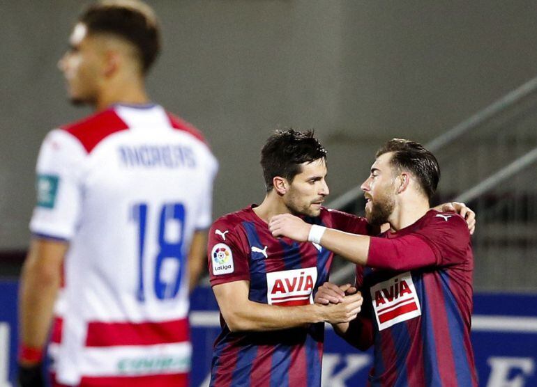 El delantero del Eibar Sergi Enrich celebra con su compañero Adrián González su tanto ante el Granada.