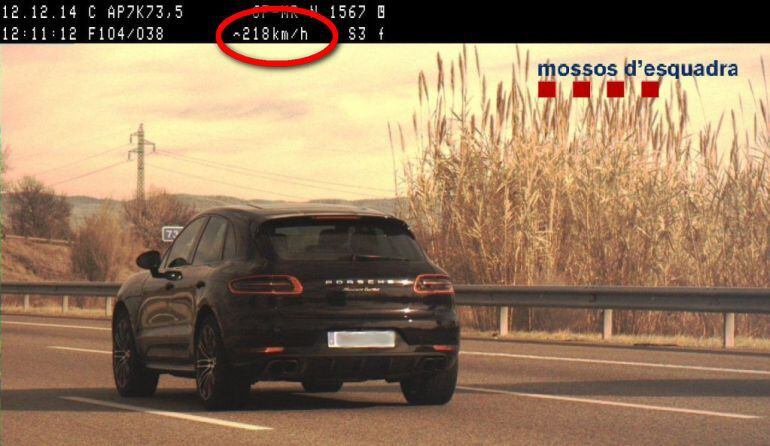 Els ràdars de la policia catalana han enxampat cotxes a grans velocitats, com aquest Porsche que circulava per l'AP7 a 218 kilòmetres per hora