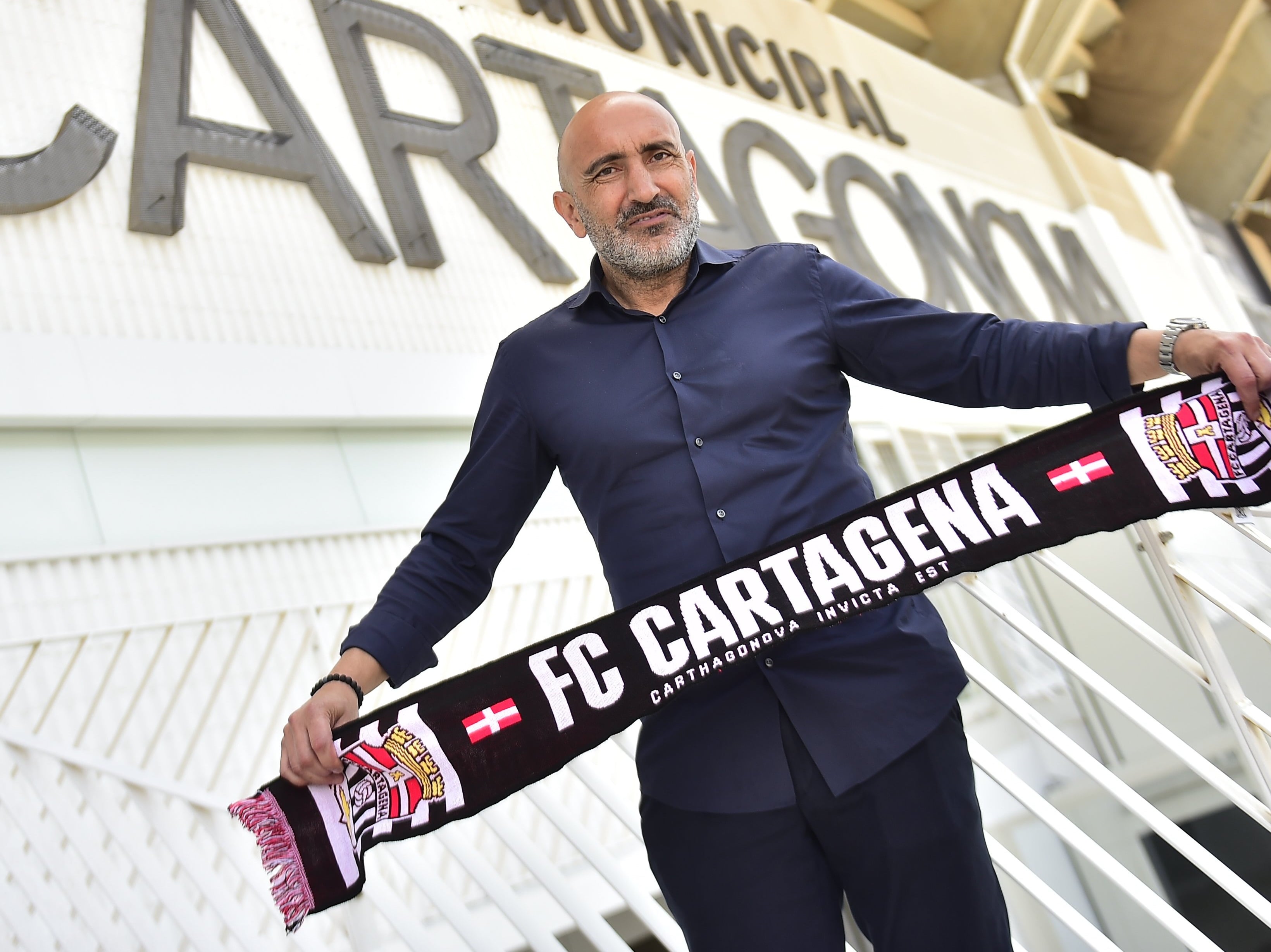 Abelardo posa frente al Cartagonova con la bufanda del Efesé