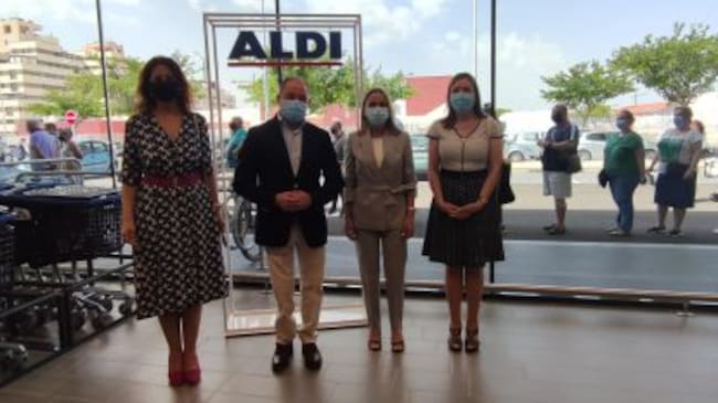 Miembros del Ayuntamiento de Albacete junto a la responsable de expansión de ALDI
