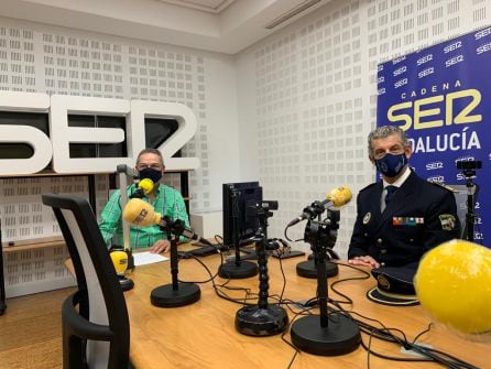 Salomón Hachuel entrevistando al jefe de la Policía Local de Sevilla, José Medina Arteaga