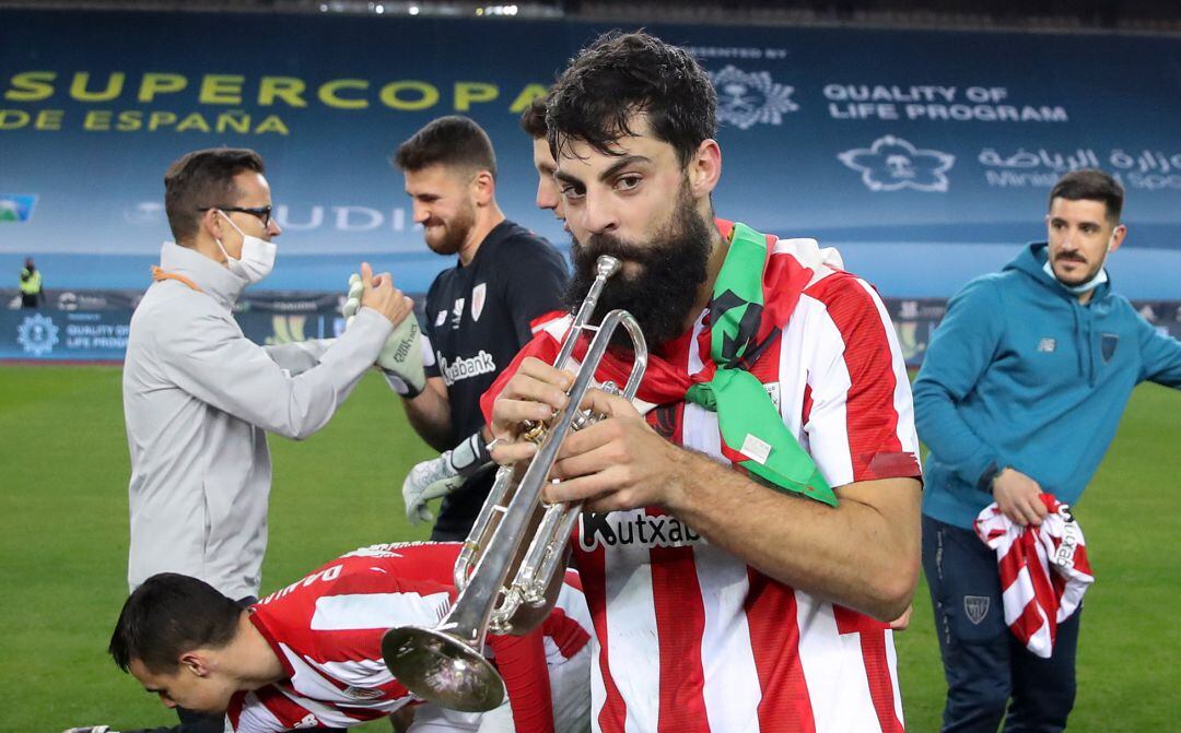 Asier Villalibre celebra la victoria en la Supercopa.