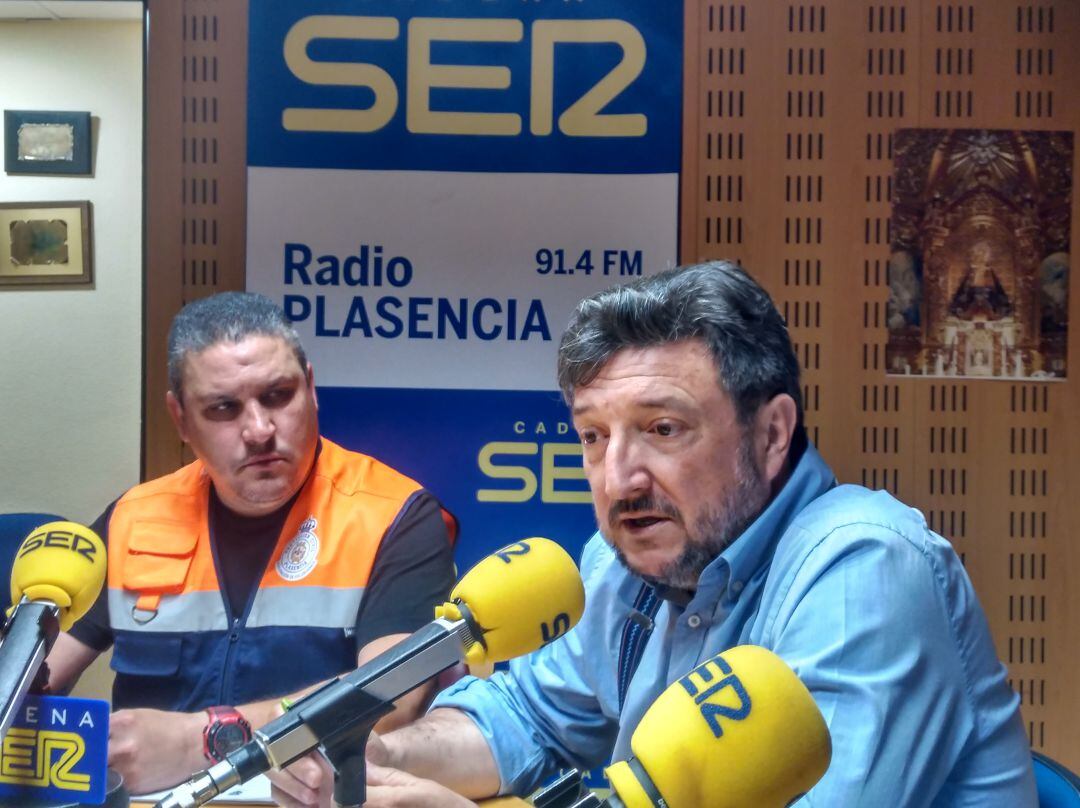 Eugenio Hernández en los estudios de SER Norte de Extremadura, junto a él Ángel Carretero