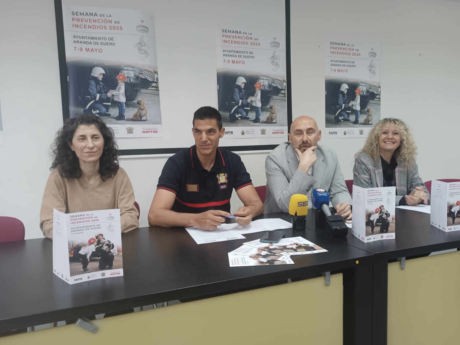 El parque de Bomberos acogió la presentación de estas actividades. De izquierda a derecha, Sagrario Moreno-Manzanaro, representante de la Asociación Profesional de Técnicos de Bomberos (APTB), Julián Rasero Hernández, Jefe del Servicio de Prevención, Extinción de Incendios, Juan Manuel Martín AbadConcejal de Seguridad Ciudadana y Marilia Murciano Maínez,
Área de Prevención y Seguridad Vial de Fundación MAPFRE