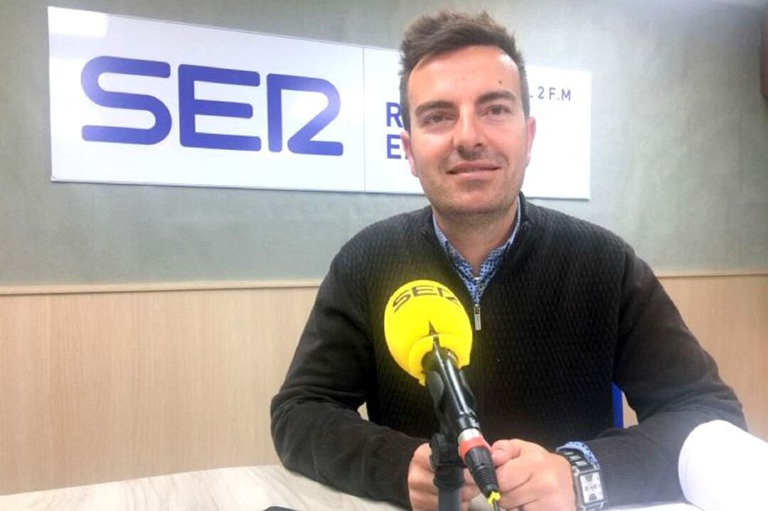 Fernando Gómez, concejal del PSOE, en el estudio de Radio Elda SER