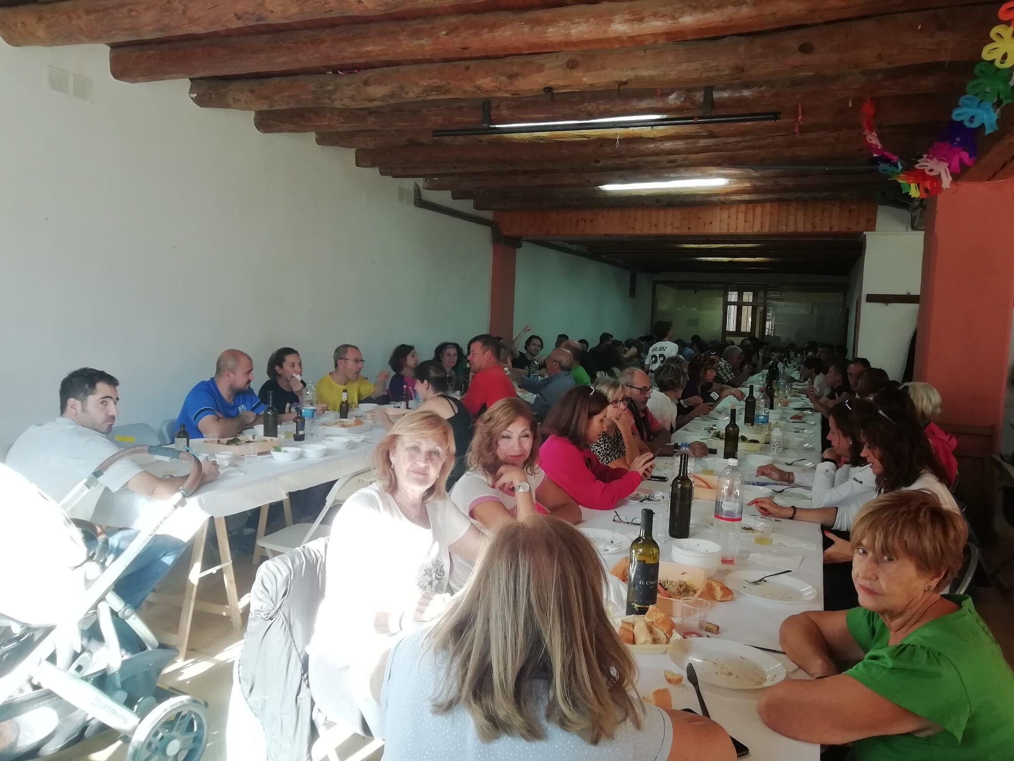Algunos de los participantes en la "Comida de las setas" en Biscarrués