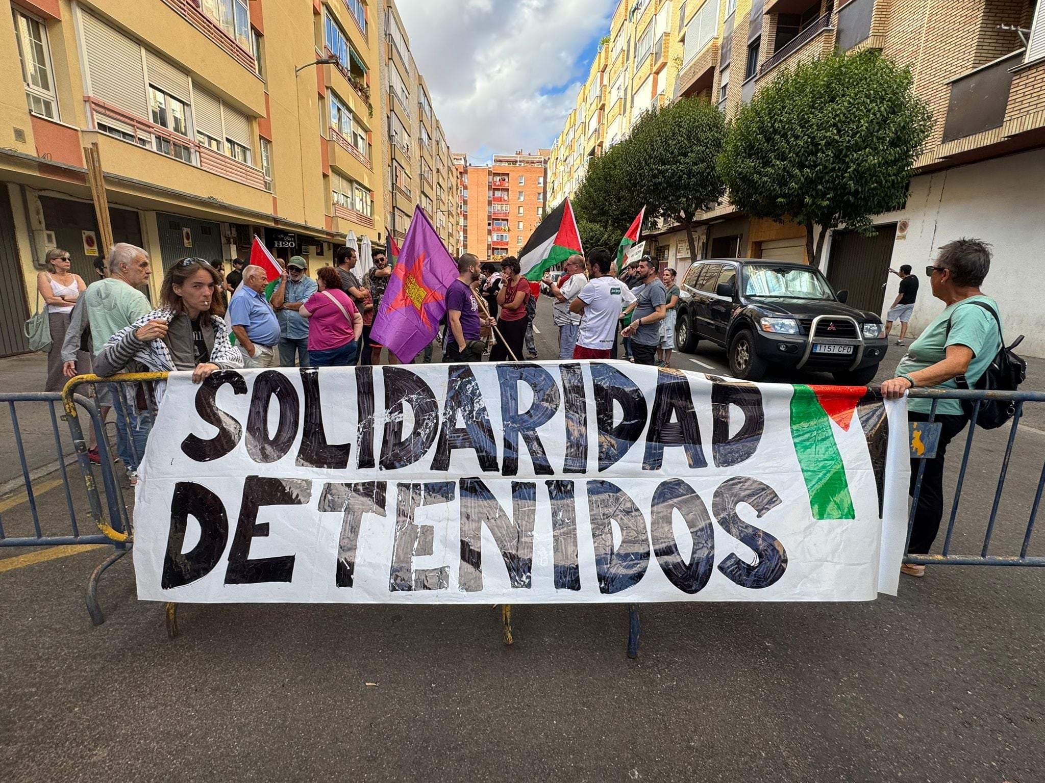 Concentración convocada en la comisaría de Delicias, donde han sido detenidas dos personas por saltarse la valla de la crono de La Vuelta.
