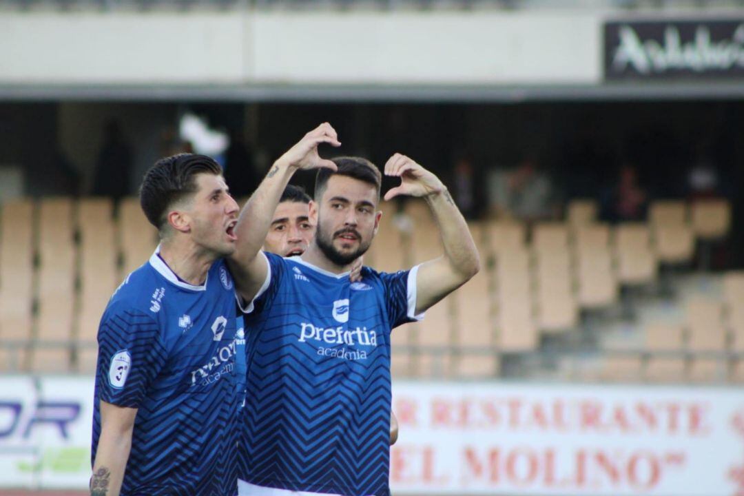 Mika celebrando un gol en Chapín esta última temporada