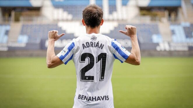 El Málaga trabaja con la reincorporación del delantero Adrián López, que se encuentra sin ficha
