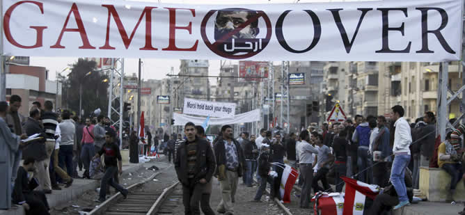 Un grupo de manifestantes protestan contra las decisiones de Mursi junto al Palacio Presidencial.