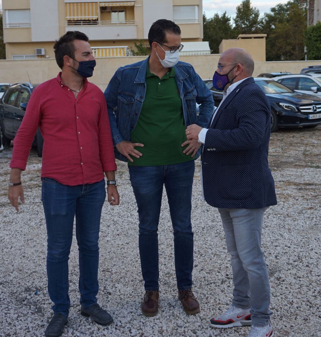 El alcalde de Elda, Rubén Alfaro, flanqueado por el edil de Deportes, Fernando Gómez (I), y el Pte. del Eldense, David Agular